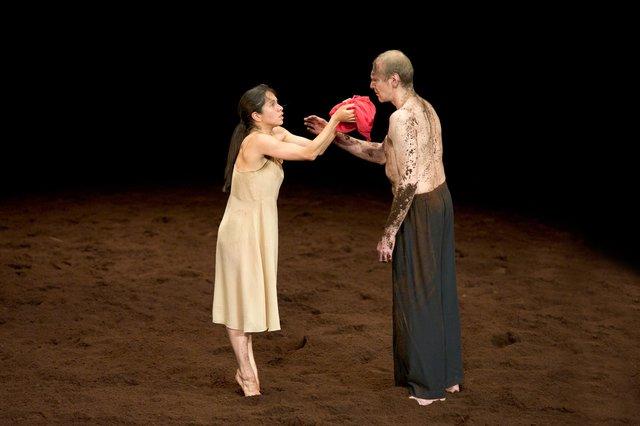 Andrey Berezin et Silvia Farias Heredia dans « Le Sacre du printemps » de Pina Bausch avec Tanztheater Wuppertal au  Théâtre des Champs-Élysées (France), 3 juin 2013