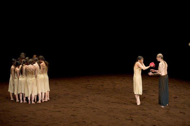 Andrey Berezin et Azusa Seyama dans « Le Sacre du printemps » de Pina Bausch avec Tanztheater Wuppertal au  Théâtre des Champs-Élysées (France), 3 juin 2013