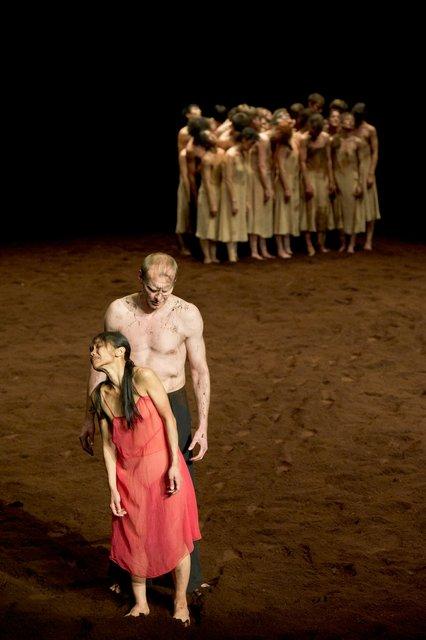 Andrey Berezin et Ditta Miranda Jasjfi dans « Le Sacre du printemps » de Pina Bausch avec Tanztheater Wuppertal au  Théâtre des Champs-Élysées (France), 3 juin 2013