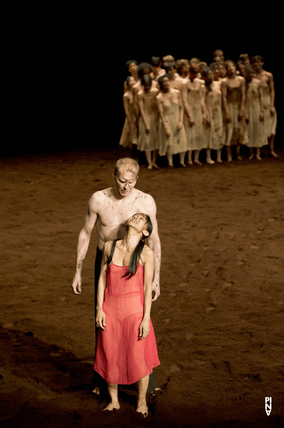 Ditta Miranda Jasjfi et Andrey Berezin dans « Le Sacre du printemps » de Pina Bausch avec Tanztheater Wuppertal au  Théâtre des Champs-Élysées (France), 3 juin 2013