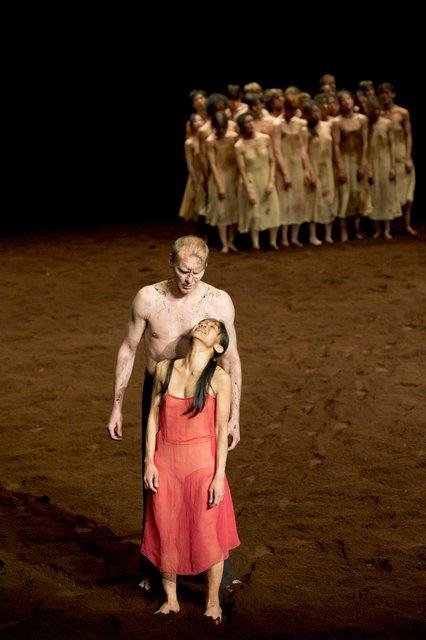 Ditta Miranda Jasjfi et Andrey Berezin dans « Le Sacre du printemps » de Pina Bausch avec Tanztheater Wuppertal au  Théâtre des Champs-Élysées (France), 3 juin 2013
