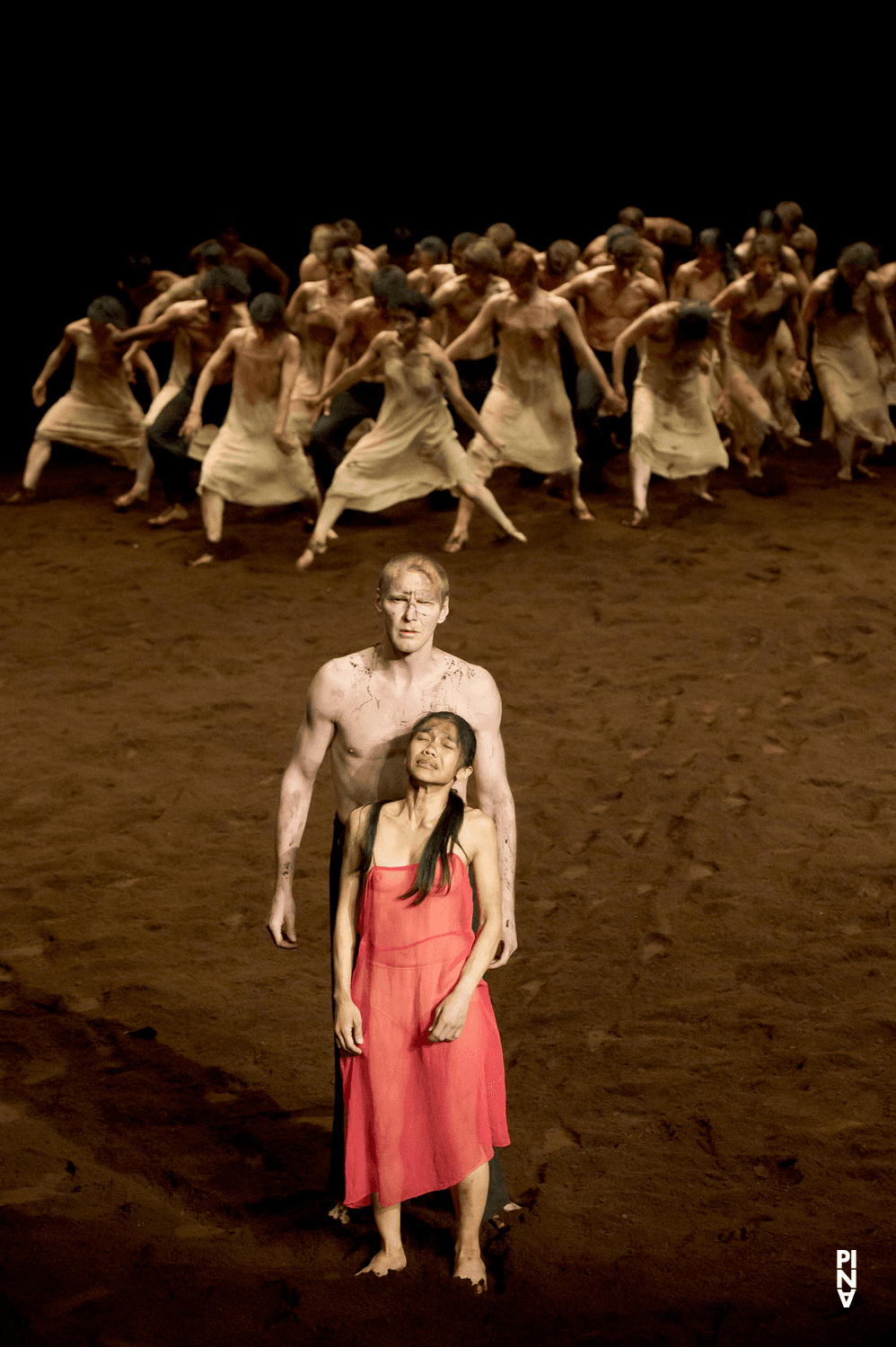 Ditta Miranda Jasjfi et Andrey Berezin dans « Le Sacre du printemps » de Pina Bausch avec Tanztheater Wuppertal au  Théâtre des Champs-Élysées (France), 3 juin 2013