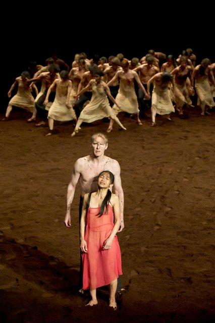 Ditta Miranda Jasjfi et Andrey Berezin dans « Le Sacre du printemps » de Pina Bausch avec Tanztheater Wuppertal au  Théâtre des Champs-Élysées (France), 3 juin 2013