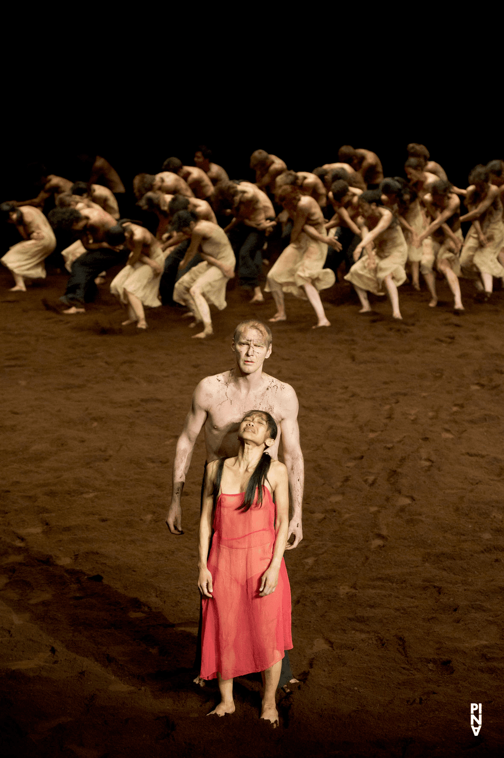 Ditta Miranda Jasjfi et Andrey Berezin dans « Le Sacre du printemps » de Pina Bausch avec Tanztheater Wuppertal au  Théâtre des Champs-Élysées (France), 3 juin 2013