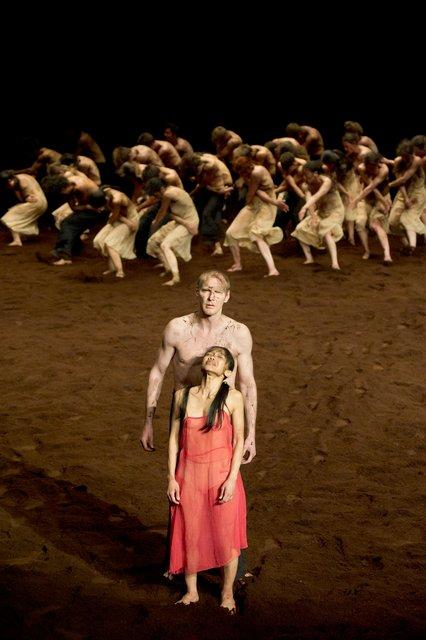 Ditta Miranda Jasjfi et Andrey Berezin dans « Le Sacre du printemps » de Pina Bausch avec Tanztheater Wuppertal au  Théâtre des Champs-Élysées (France), 3 juin 2013