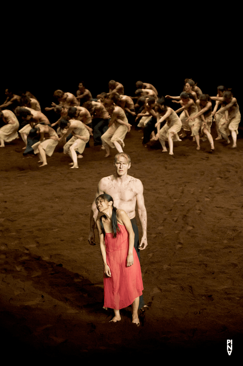 Andrey Berezin et Ditta Miranda Jasjfi dans « Le Sacre du printemps » de Pina Bausch avec Tanztheater Wuppertal au  Théâtre des Champs-Élysées (France), 3 juin 2013