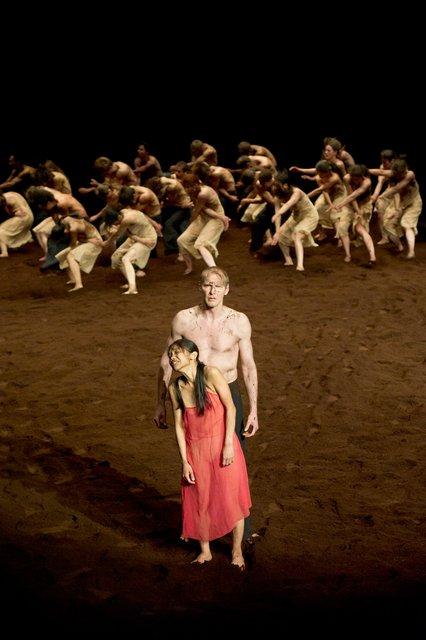 Andrey Berezin et Ditta Miranda Jasjfi dans « Le Sacre du printemps » de Pina Bausch avec Tanztheater Wuppertal au  Théâtre des Champs-Élysées (France), 3 juin 2013