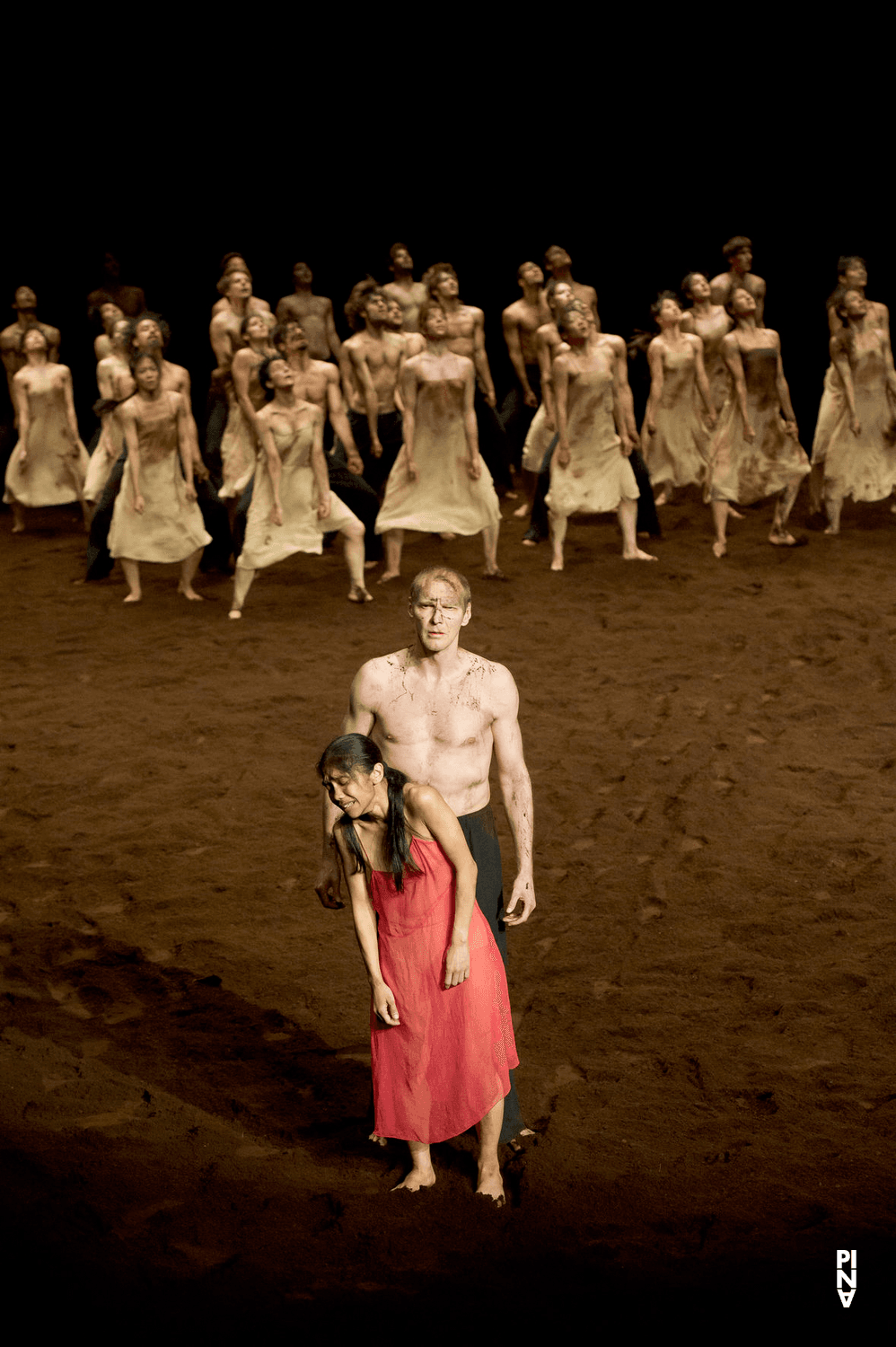 Ditta Miranda Jasjfi et Andrey Berezin dans « Le Sacre du printemps » de Pina Bausch avec Tanztheater Wuppertal au  Théâtre des Champs-Élysées (France), 3 juin 2013