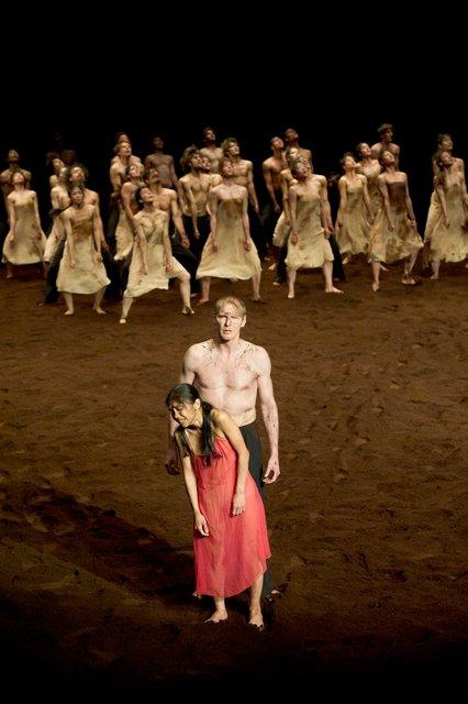 Ditta Miranda Jasjfi und Andrey Berezin in „Das Frühlingsopfer“ von Pina Bausch mit Tanztheater Wuppertal im Theater der Champs-Élysées Paris (Frankreich), 3. Juni 2013