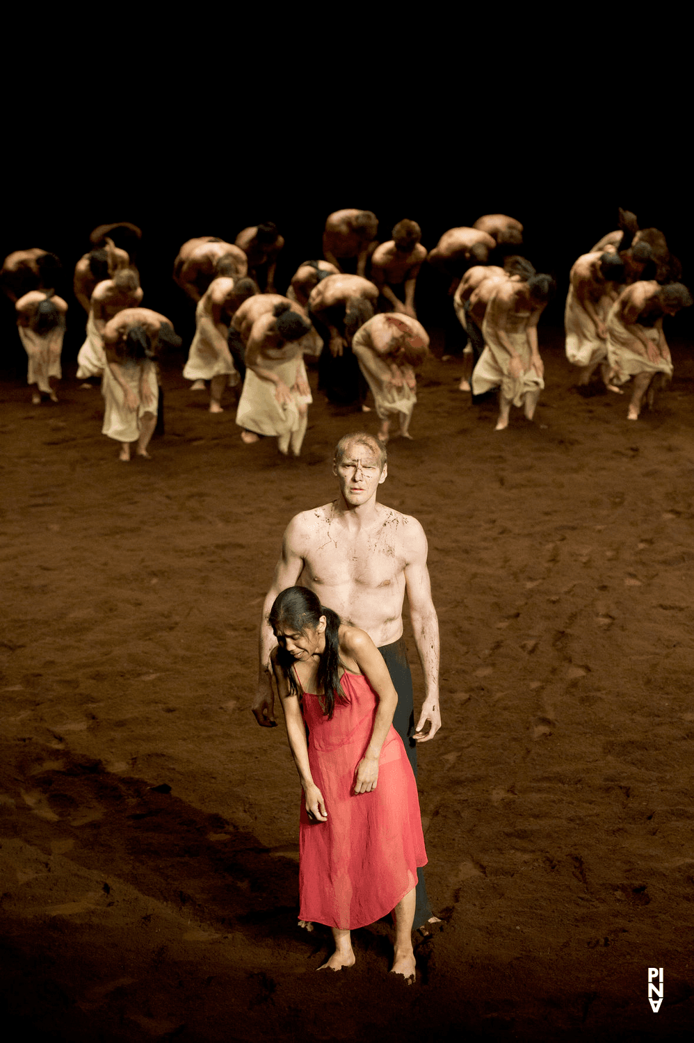 Ditta Miranda Jasjfi et Andrey Berezin dans « Le Sacre du printemps » de Pina Bausch avec Tanztheater Wuppertal au  Théâtre des Champs-Élysées (France), 3 juin 2013