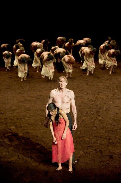 Ditta Miranda Jasjfi und Andrey Berezin in „Das Frühlingsopfer“ von Pina Bausch mit Tanztheater Wuppertal im Theater der Champs-Élysées Paris (Frankreich), 3. Juni 2013