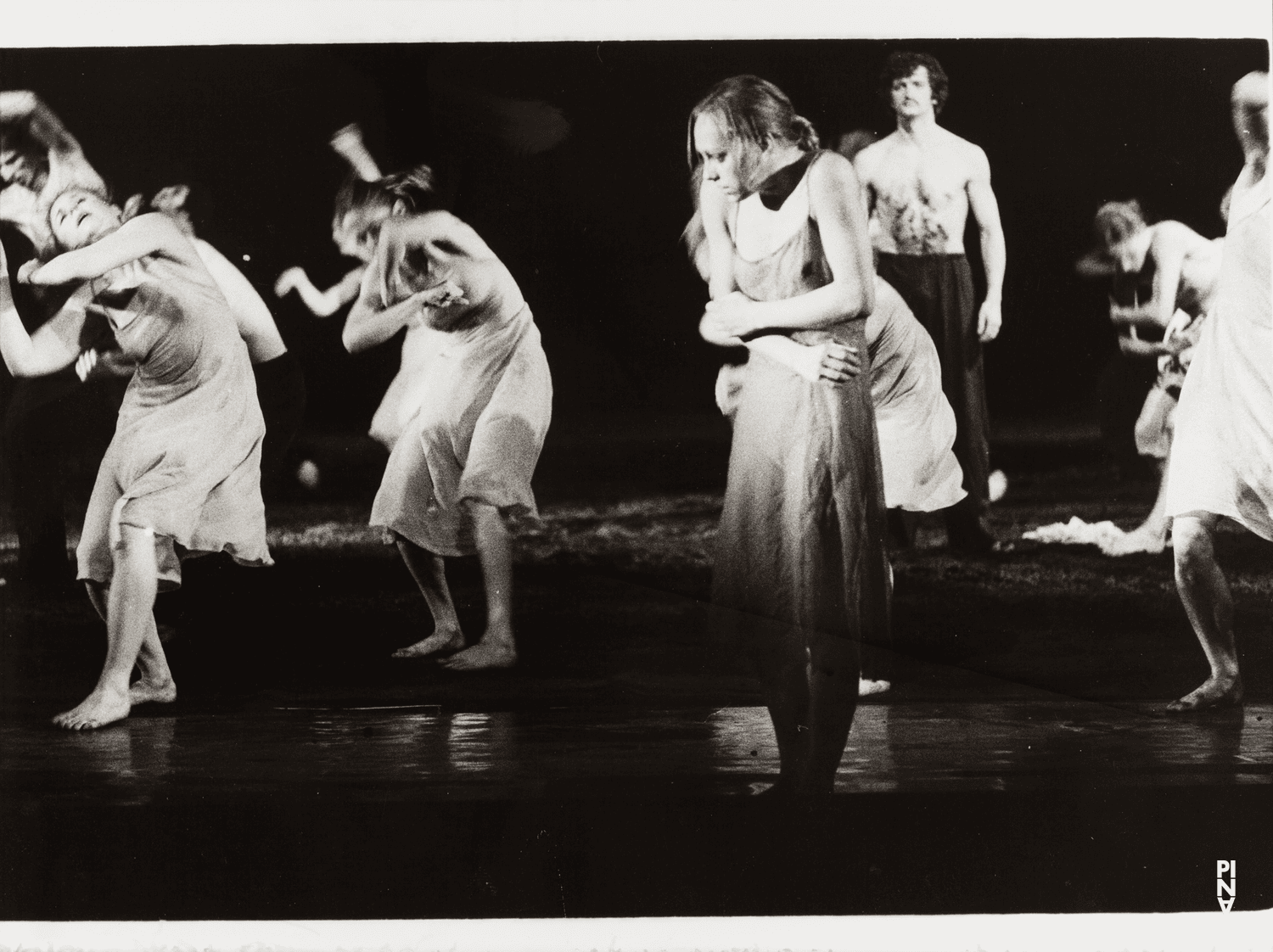 Marlis Alt et Jan Minařík dans « Le Sacre du printemps » de Pina Bausch