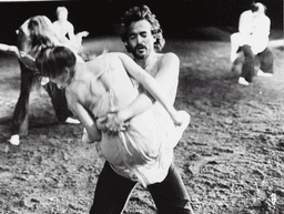 Fernando Cortizo et Jacques Patarozzi dans « Le Sacre du printemps » de Pina Bausch | Photo: Rolf Borzik © Pina Bausch Foundation, Rolf Borzik