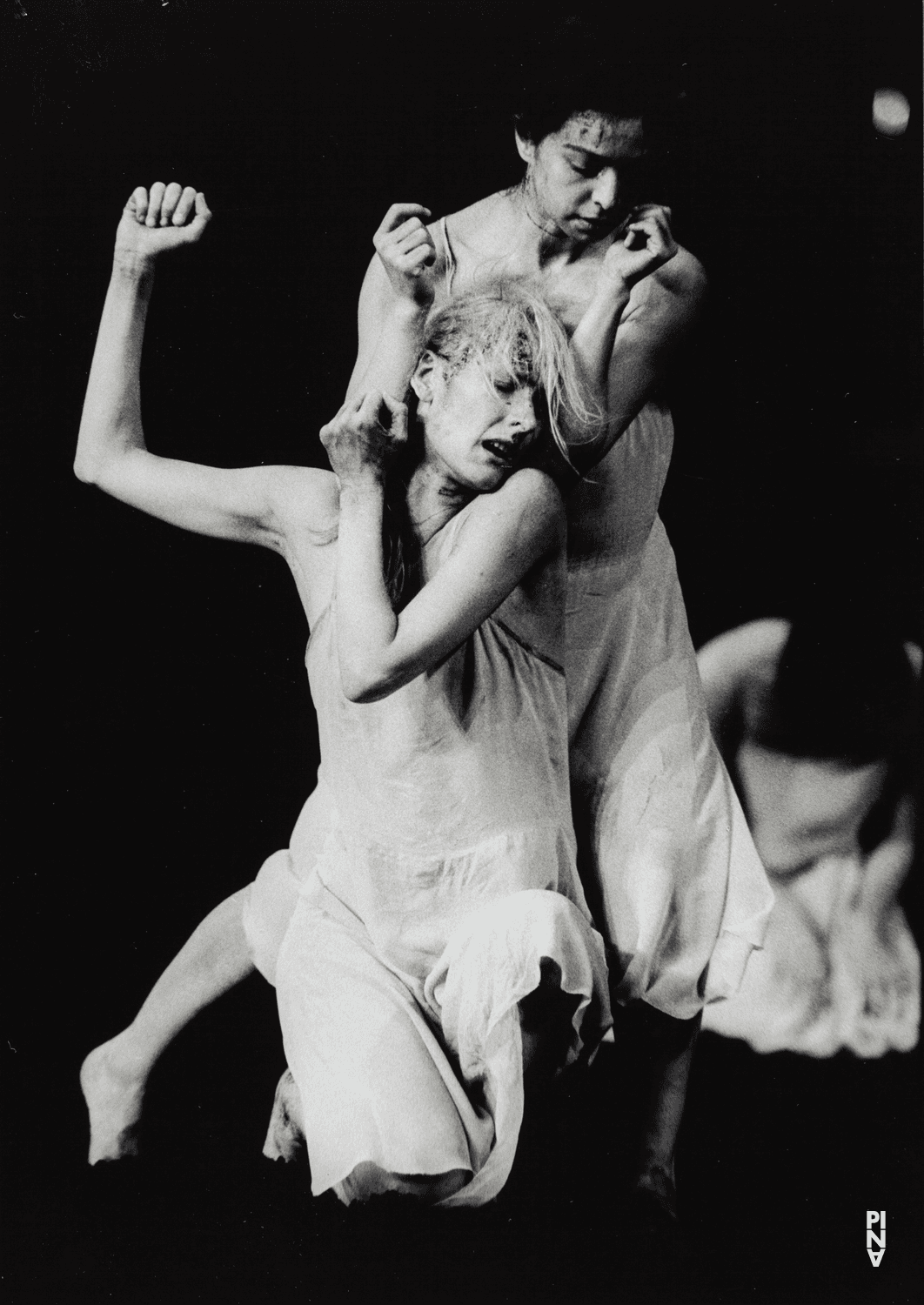 Julie Shanahan und Aida Vainieri in „Das Frühlingsopfer“ von Pina Bausch