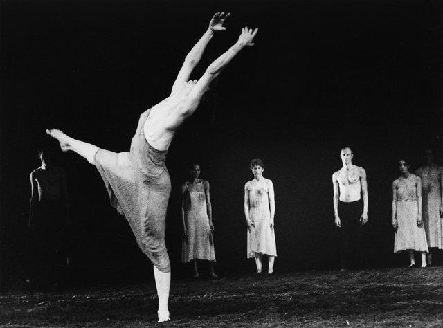 Jakob Haahr Andersen, Finola Cronin und Regina Advento in „Das Frühlingsopfer“ von Pina Bausch im Koninklijk Theater Carré Amsterdam, Spielzeit 1994/95