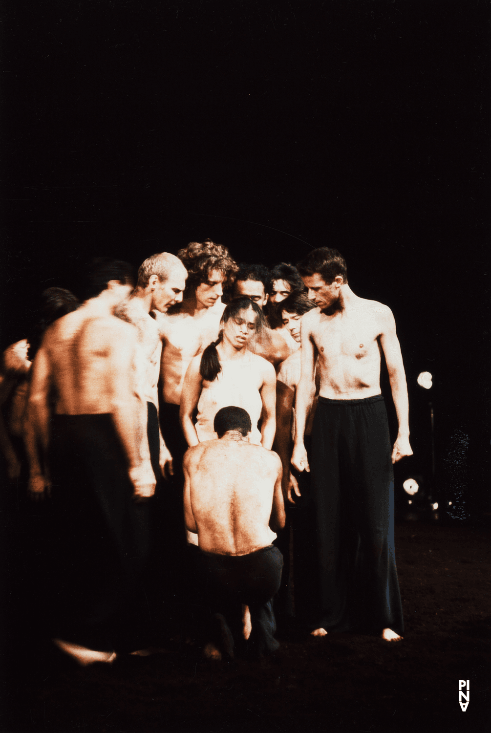 „Das Frühlingsopfer“ von Pina Bausch in der Jahrhunderthalle Bochum, Spielzeit 2002/03