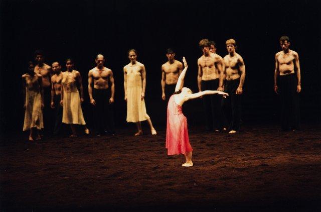 Ditta Miranda Jasjfi in „Das Frühlingsopfer“ von Pina Bausch in der Jahrhunderthalle Bochum, Spielzeit 2002/03