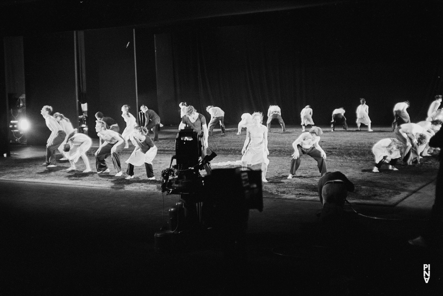 Lutz  Förster et Jan Minařík dans « Le Sacre du printemps » de Pina Bausch à Studio Hamburg, saison 1978/79