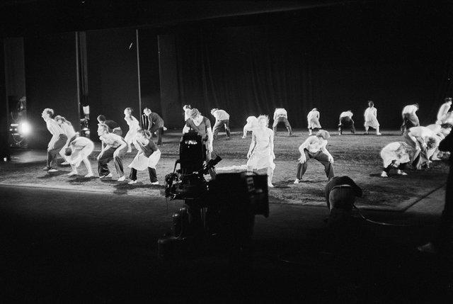 Lutz  Förster et Jan Minařík dans « Le Sacre du printemps » de Pina Bausch à Studio Hamburg, saison 1978/79