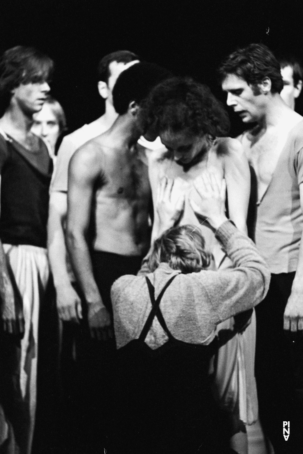Ed Kortlandt, Gary Austin Crocker und Nazareth Panadero in „Das Frühlingsopfer“ von Pina Bausch