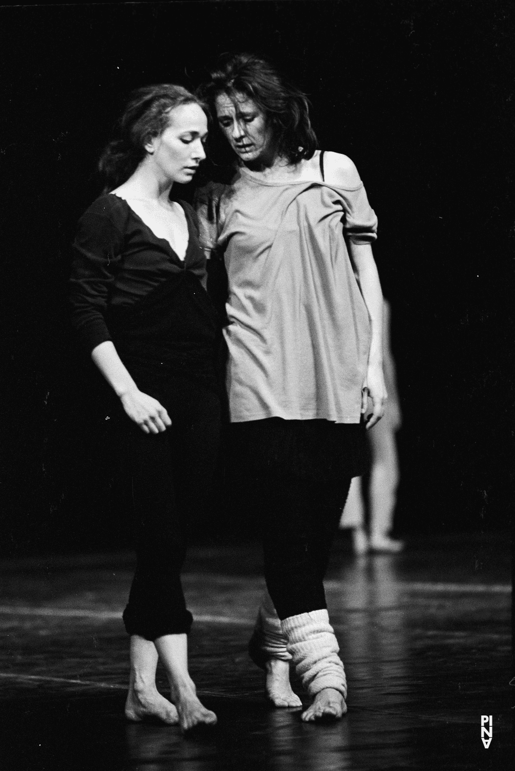 Vivienne Newport et Malou Airaudo dans « Le Sacre du printemps » de Pina Bausch