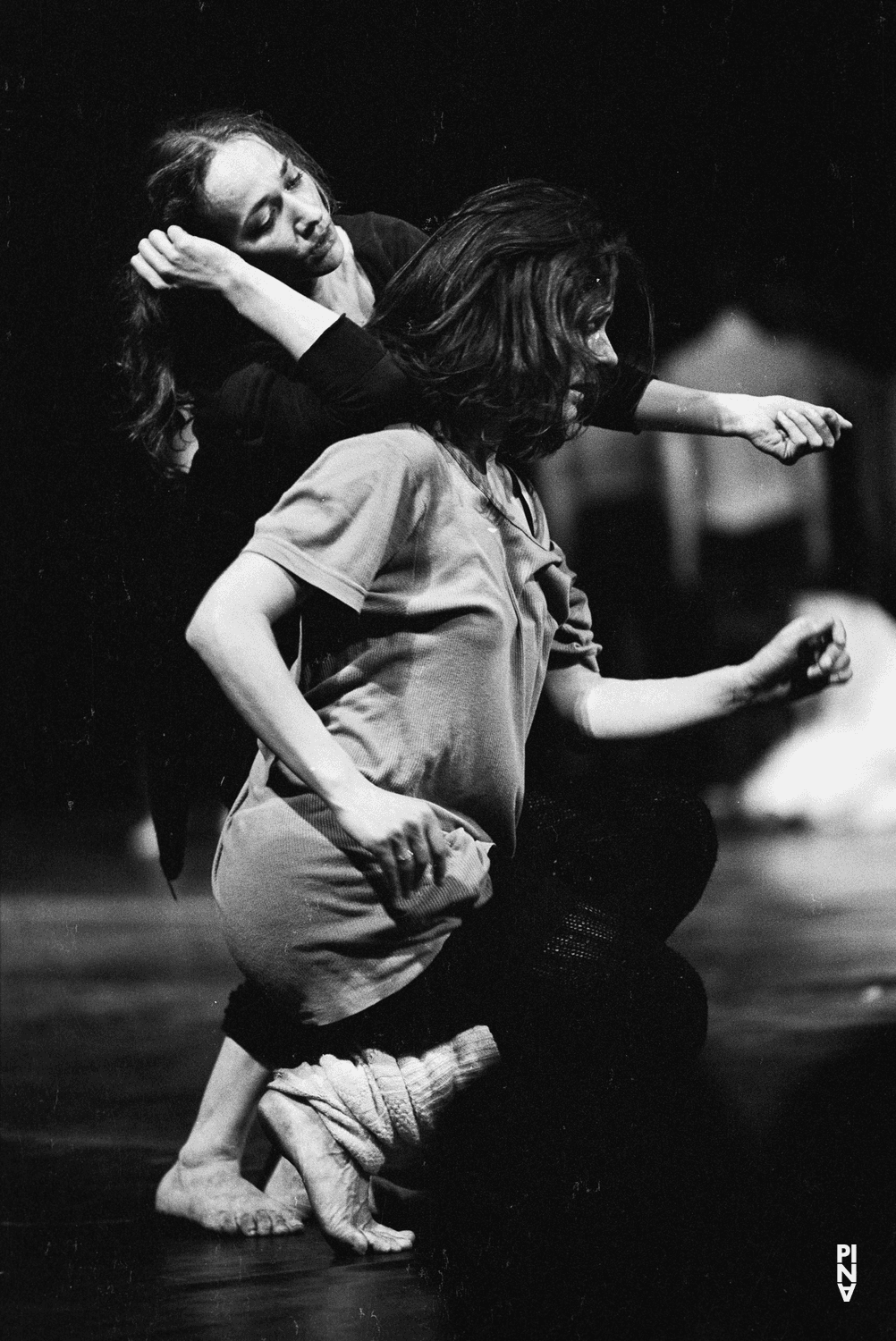 Malou Airaudo et Vivienne Newport dans « Le Sacre du printemps » de Pina Bausch