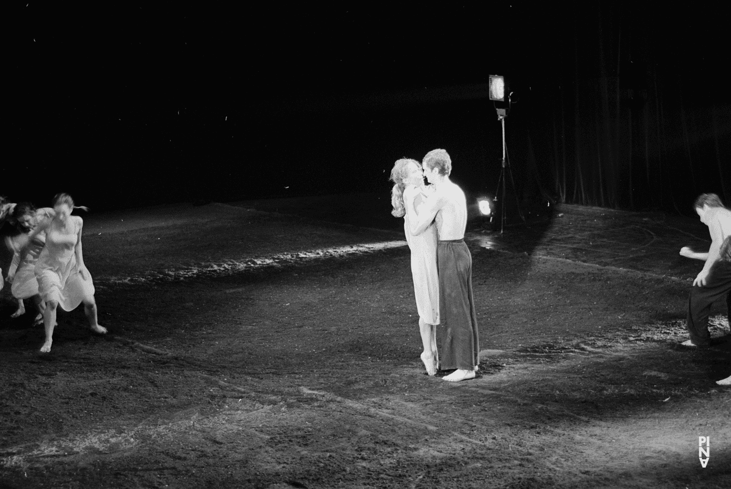 Monika Sagon und Jan Minařík in „Das Frühlingsopfer“ von Pina Bausch