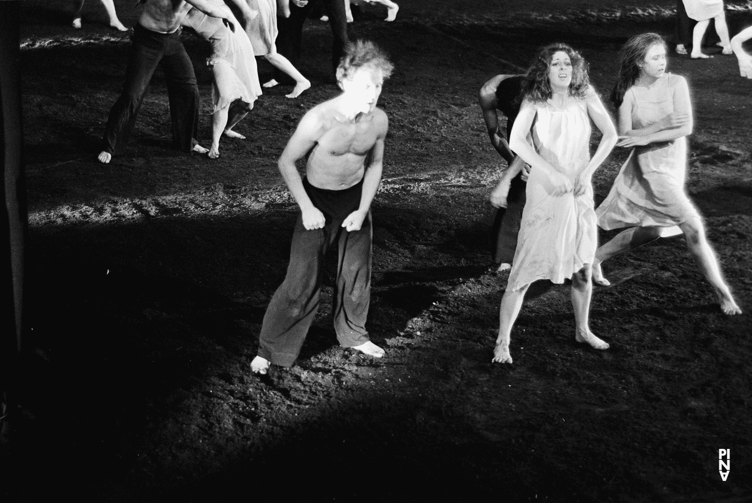 Heinz Samm, Colleen Finneran-Meessmann und Josephine Ann Endicott in „Das Frühlingsopfer“ von Pina Bausch