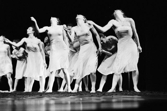 Vivienne Newport, Josephine Ann Endicott et Beatrice Libonati dans « Le Sacre du printemps » de Pina Bausch à FORUM Leverkusen, saison 1978/79
