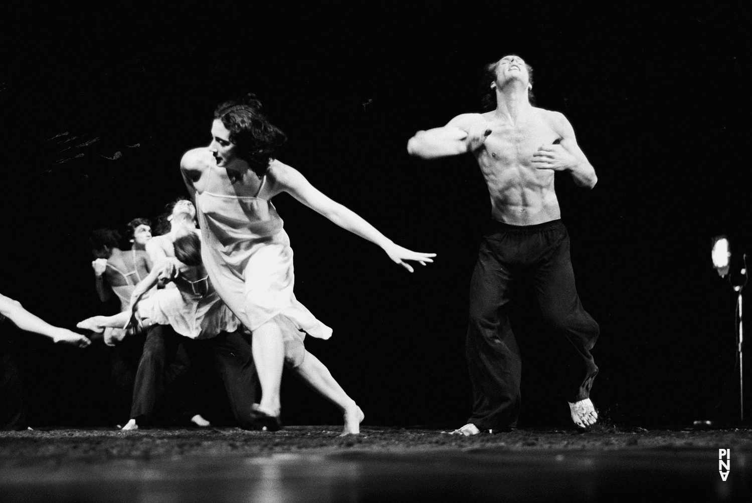 Meryl Tankard und Ed Kortlandt in „Das Frühlingsopfer“ von Pina Bausch im FORUM Leverkusen, Spielzeit 1978/79
