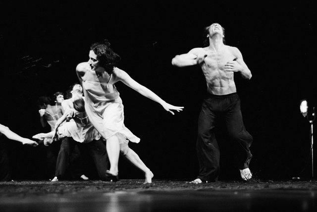 Meryl Tankard und Ed Kortlandt in „Das Frühlingsopfer“ von Pina Bausch im FORUM Leverkusen, Spielzeit 1978/79