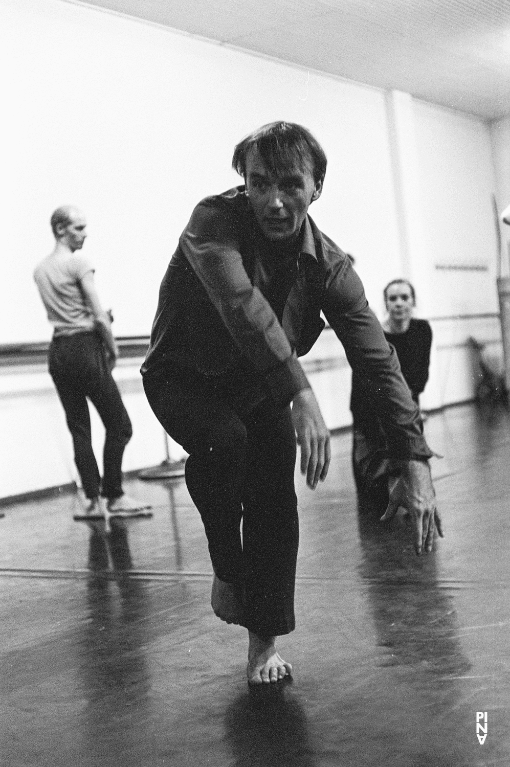Hans Pop, Monika Wacker und Jakob Haahr Andersen in „Das Frühlingsopfer“ von Pina Bausch im Opernhaus Wuppertal, Spielzeit 1981/82