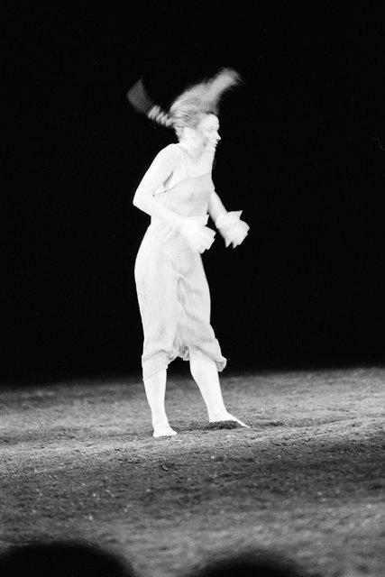 Malou Airaudo dans « Le Sacre du printemps » de Pina Bausch à l'Opernhaus Wuppertal, saison 1981/82