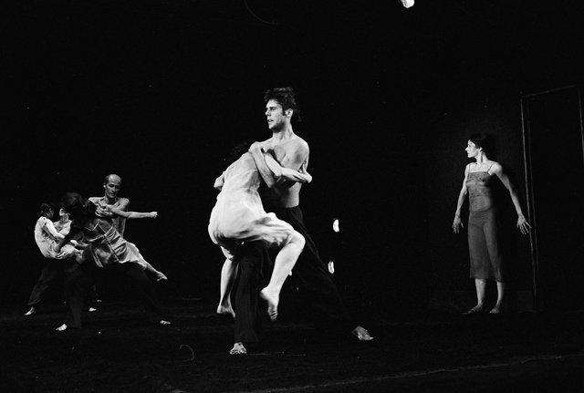 Ed Kortlandt, Jakob Haahr Andersen und Malou Airaudo in „Das Frühlingsopfer“ von Pina Bausch im Opernhaus Wuppertal, Spielzeit 1981/82