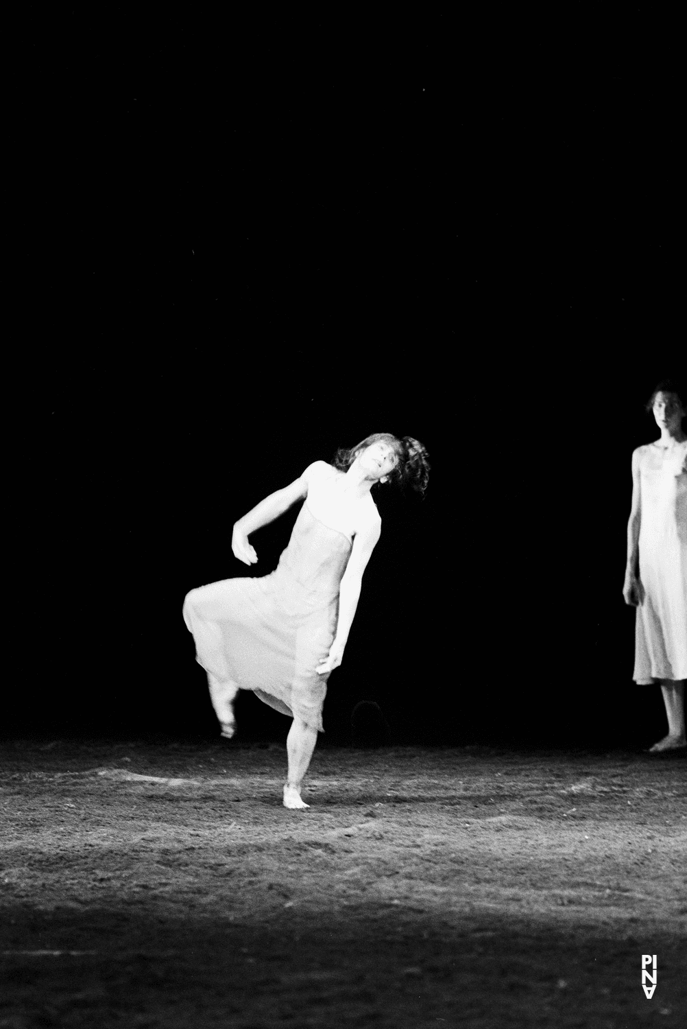 Beatrice Libonati und Héléna Pikon in „Das Frühlingsopfer“ von Pina Bausch im Opernhaus Wuppertal, Spielzeit 1981/82