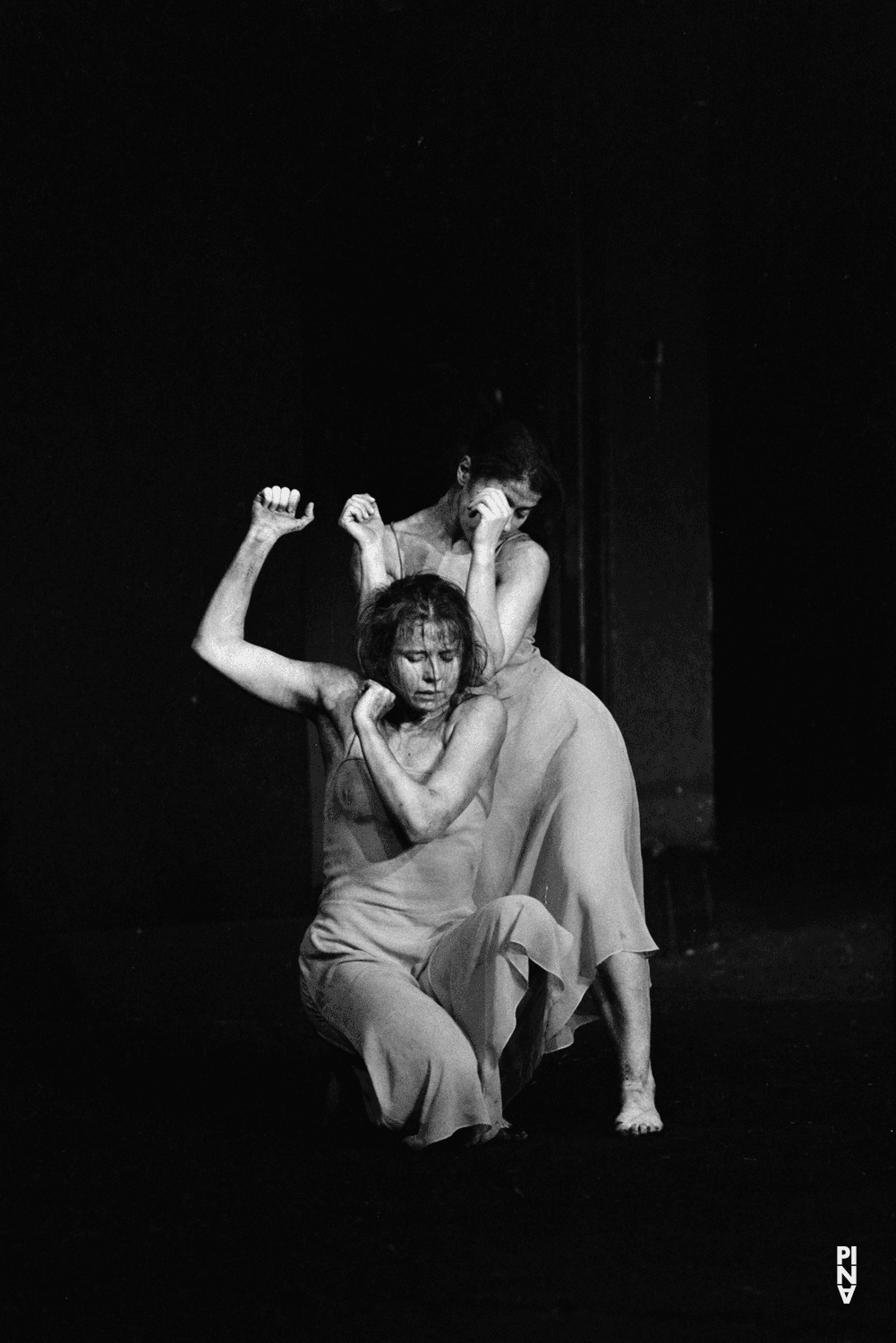 Josephine Ann Endicott und Bénédicte Billiet in „Das Frühlingsopfer“ von Pina Bausch im Opernhaus Wuppertal, Spielzeit 1983/84