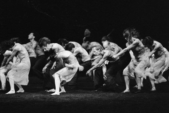 Dominique Mercy, Ed Kortlandt et Jakob Haahr Andersen dans « Le Sacre du printemps » de Pina Bausch à l'Opernhaus Wuppertal, saison 1983/84