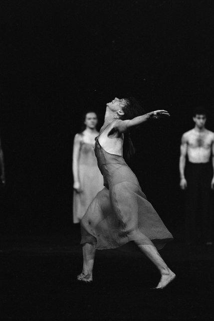 Josephine Ann Endicott dans « Le Sacre du printemps » de Pina Bausch à l'Opernhaus Wuppertal, saison 1983/84