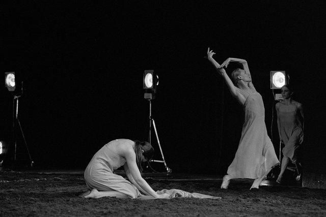 Julie Shanahan et Ruth Amarante dans « Le Sacre du printemps » de Pina Bausch à l'Opernhaus Wuppertal, saison 1992/93