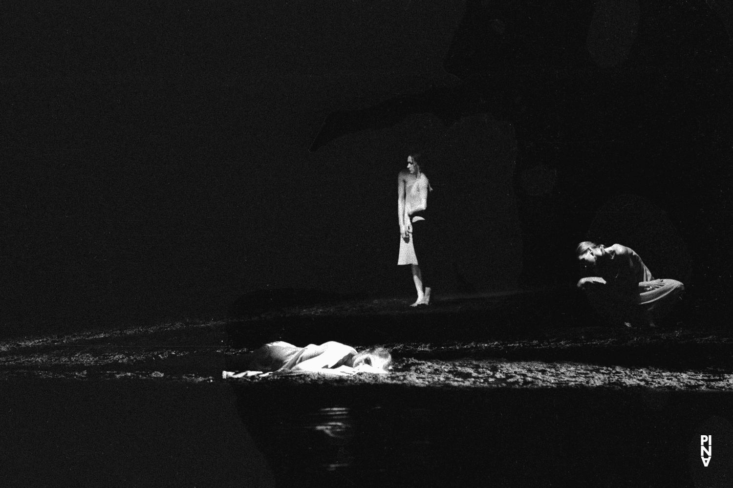 Hiltrud Blanck et Vivienne Newport dans « Le Sacre du printemps » de Pina Bausch