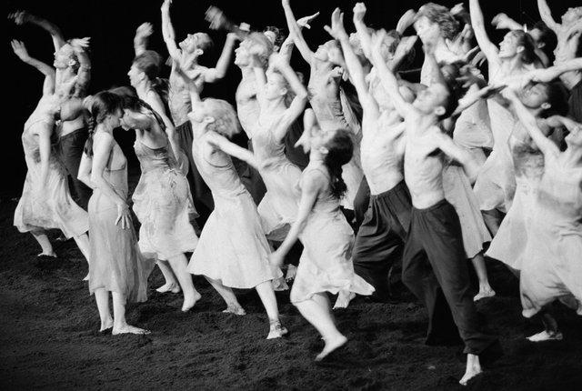 „Das Frühlingsopfer“ von Pina Bausch im Koninklijk Theater Carré Amsterdam, Spielzeit 1994/95