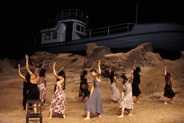 « Das Stück mit dem Schiff (La pièce au bateau) » de Pina Bausch avec Tanztheater Wuppertal au  Théâtre de la Ville Paris (France), 6 avril 1994