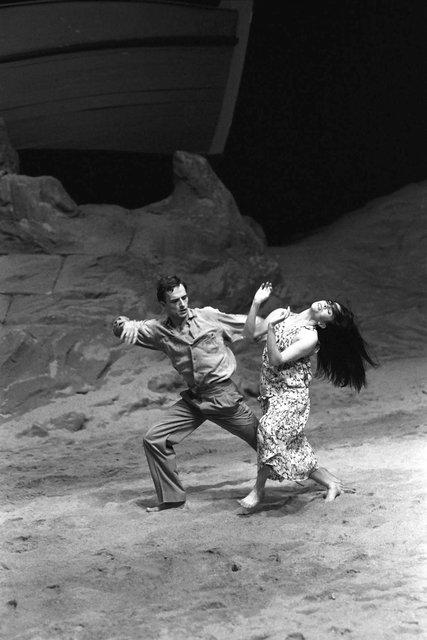 Ruth Amarante et Bernd Uwe Marszan dans « Das Stück mit dem Schiff (La pièce au bateau) » de Pina Bausch avec Tanztheater Wuppertal au Théâtre de la Ville Paris (France), 6 avril 1994