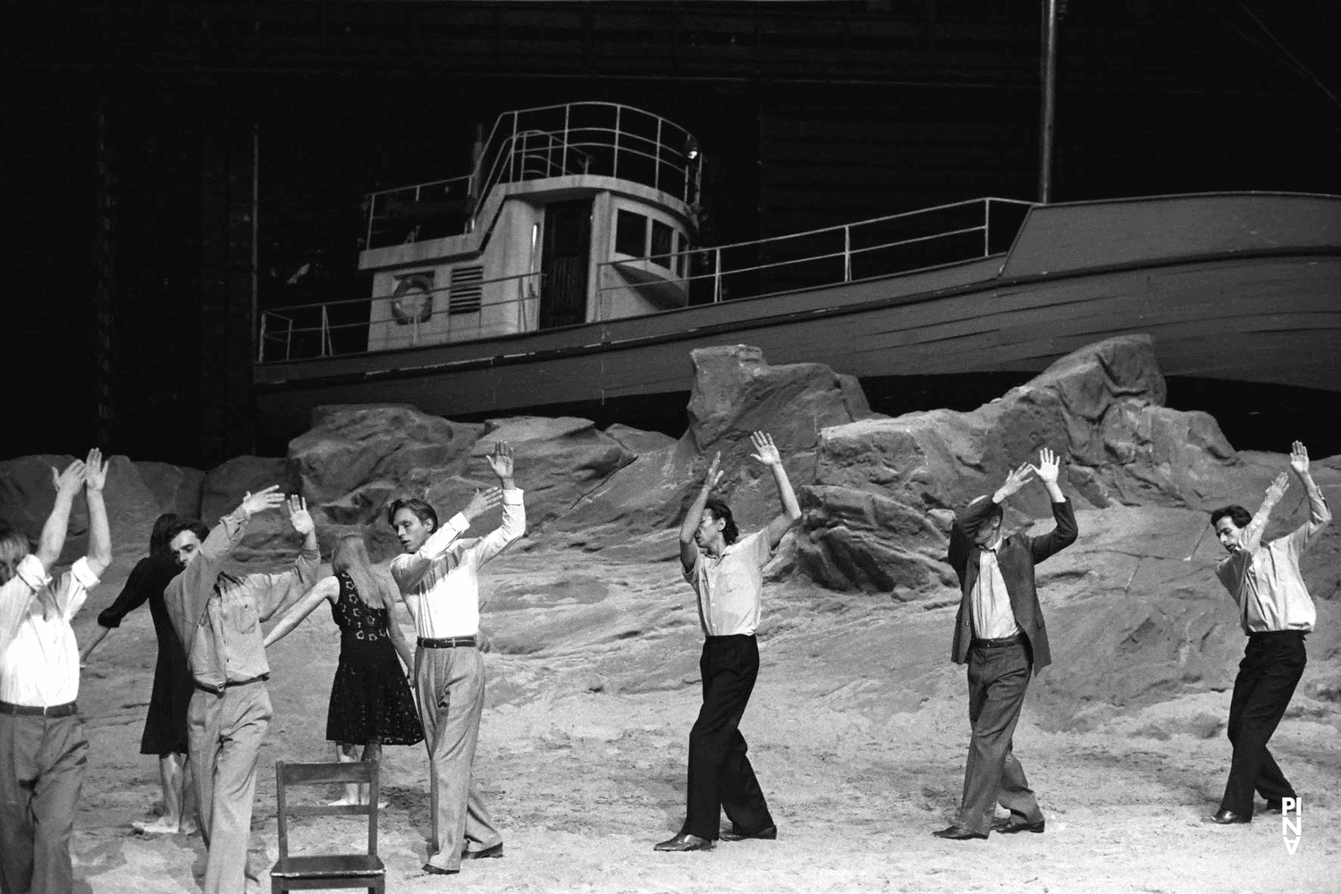 « Das Stück mit dem Schiff (La pièce au bateau) » de Pina Bausch avec Tanztheater Wuppertal au  Théâtre de la Ville Paris (France), 6 avril 1994