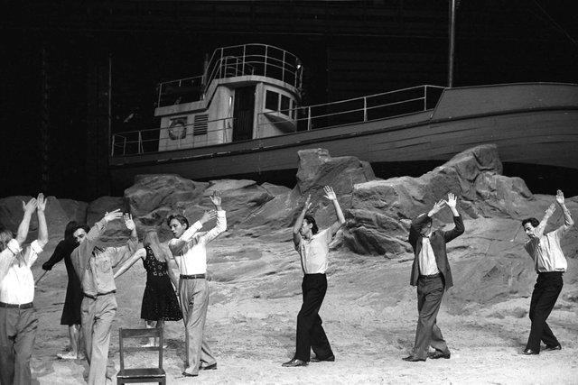 « Das Stück mit dem Schiff (La pièce au bateau) » de Pina Bausch avec Tanztheater Wuppertal au  Théâtre de la Ville Paris (France), 6 avril 1994