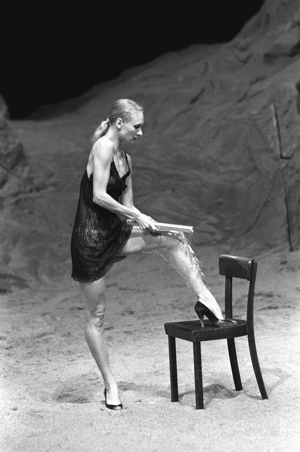 Julie Shanahan in “Das Stück mit dem Schiff (The Piece with the Ship)” by Pina Bausch with Tanztheater Wuppertal at Théâtre de la Ville Paris (France), April 6, 1994