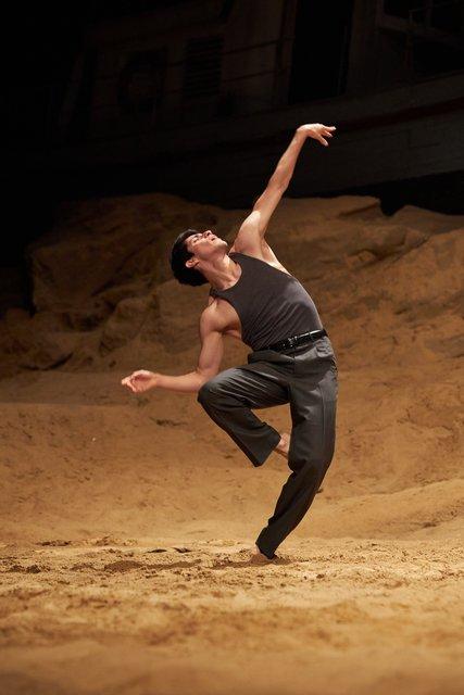Alexander Lopez Guerra in „Das Stück mit dem Schiff“ von Pina Bausch mit Tanztheater Wuppertal im Opernhaus Wuppertal (Deutschland), 6. April 2023