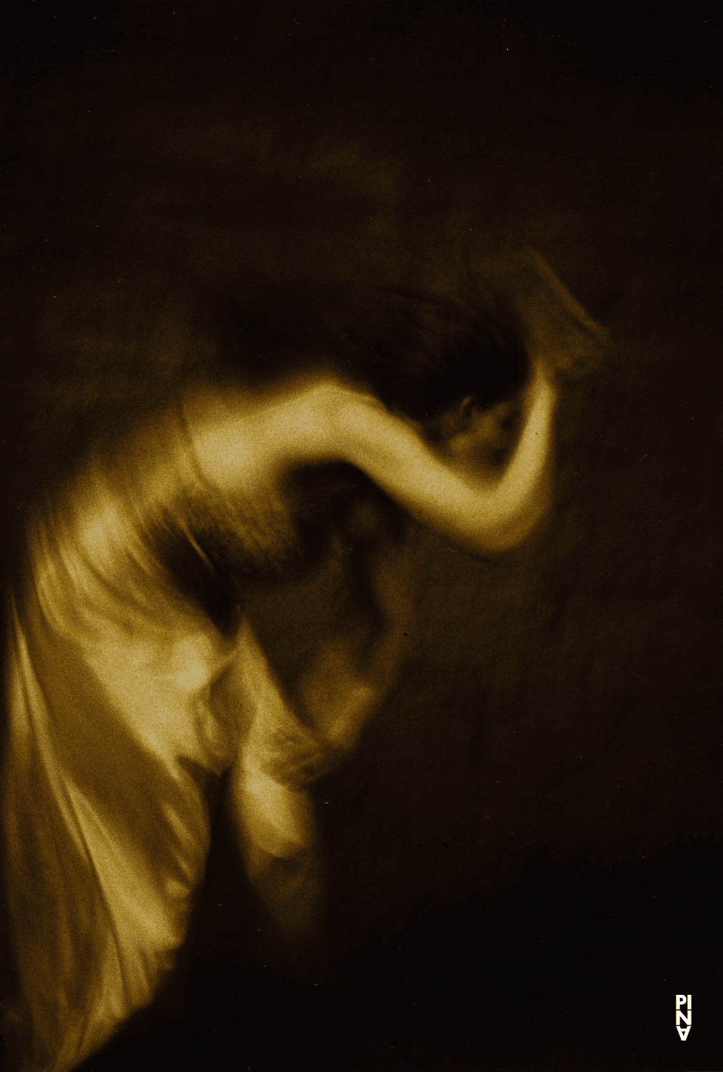 Barbara Kaufmann dans « Das Stück mit dem Schiff (La pièce au bateau) » de Pina Bausch