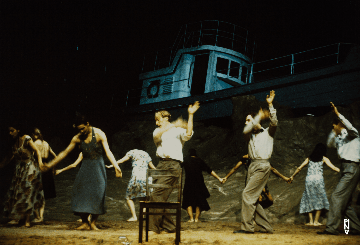 Photo de « Das Stück mit dem Schiff (La pièce au bateau) » de Pina Bausch