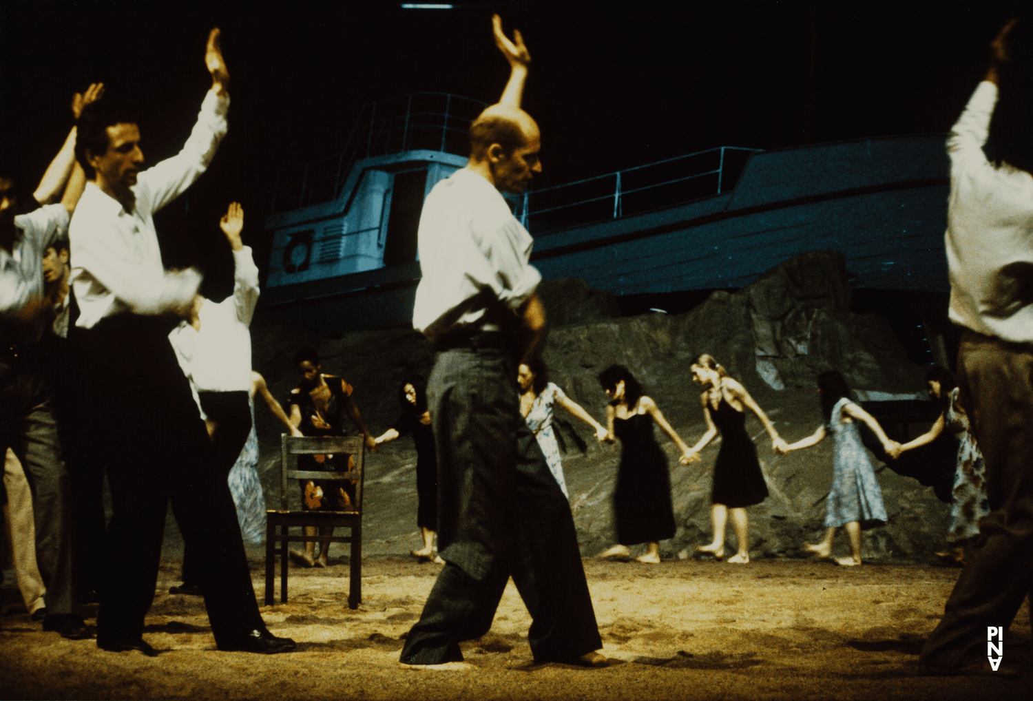 Photo de « Das Stück mit dem Schiff (La pièce au bateau) » de Pina Bausch